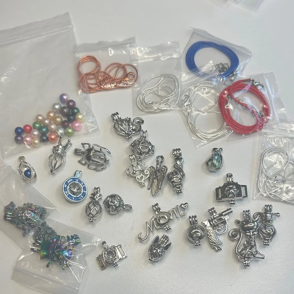 Pearls with assorted pearl cages and chains - Picture 1 of 6